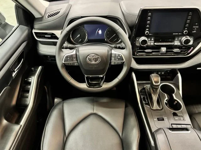 Used 2021 Silver Toyota XLE image 13