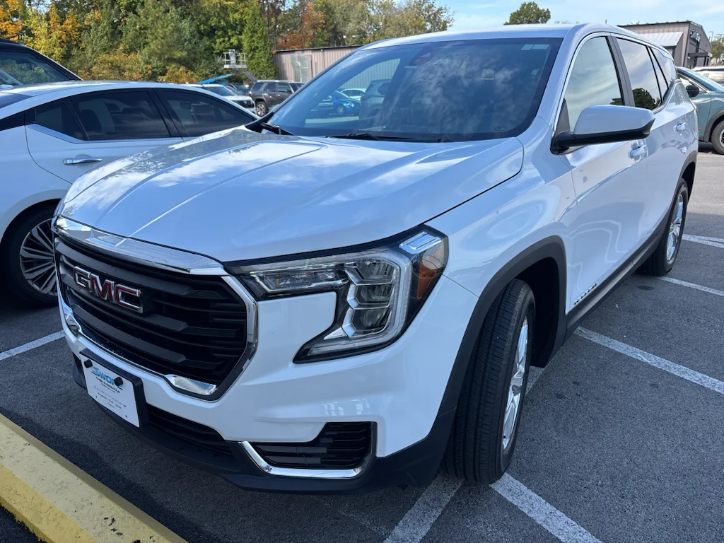 Used 2024 Summit White GMC SLE image 1