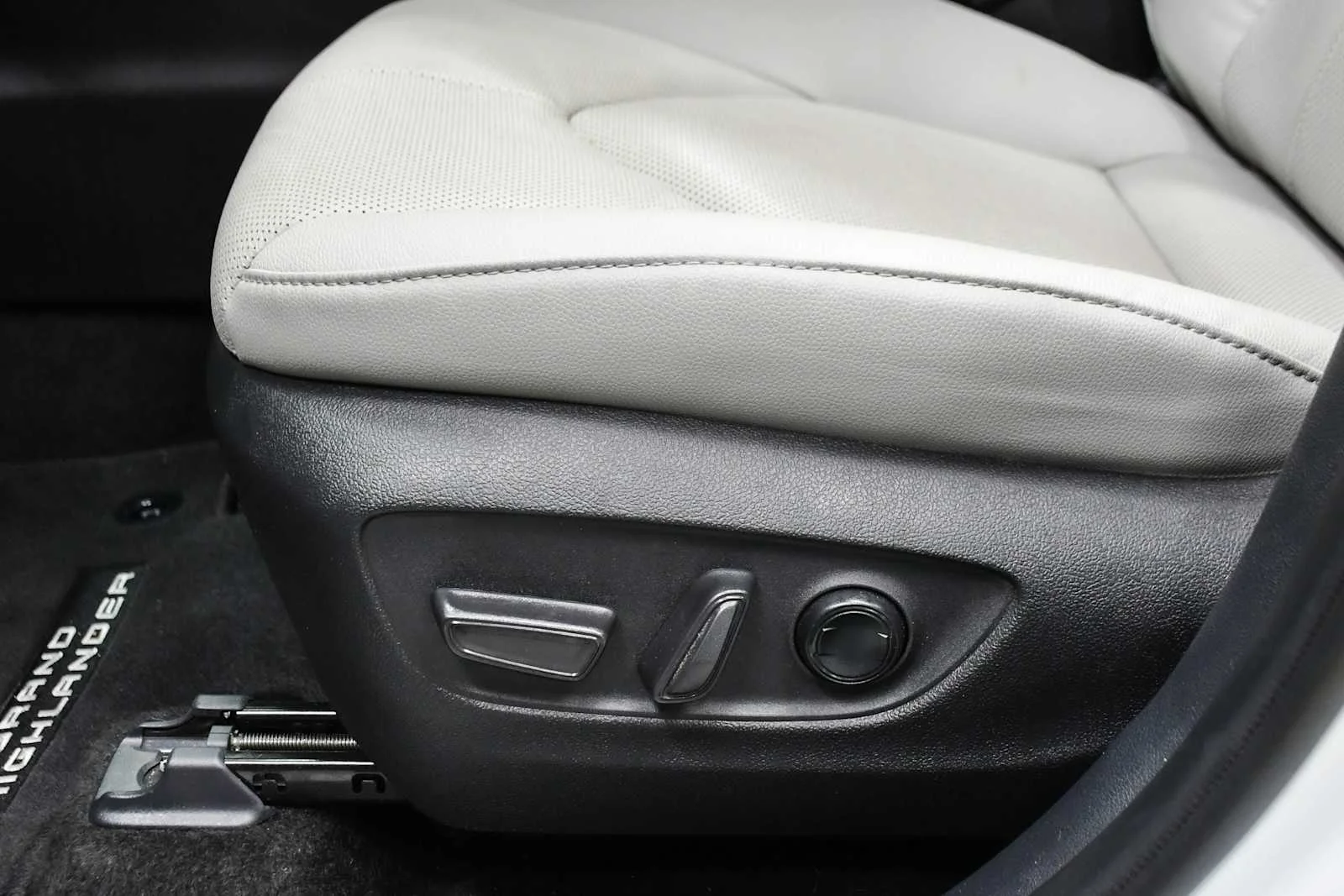 Used 2024 Wind Chill Pearl Toyota Limited image 16