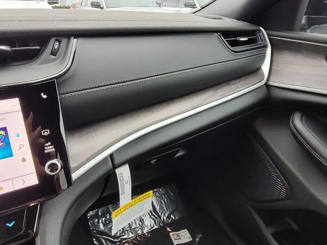 New 2026 Bright White Clear-Coat Exterior Paint Jeep Altitude image 26