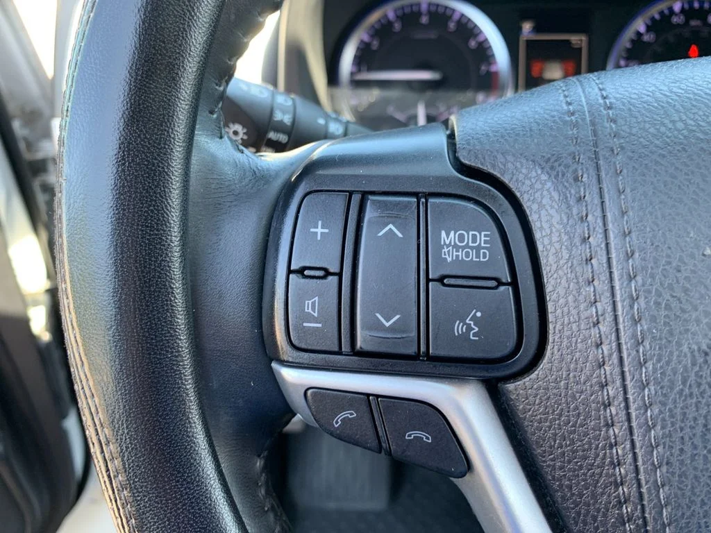 Used 2019 White Toyota XLE image 27