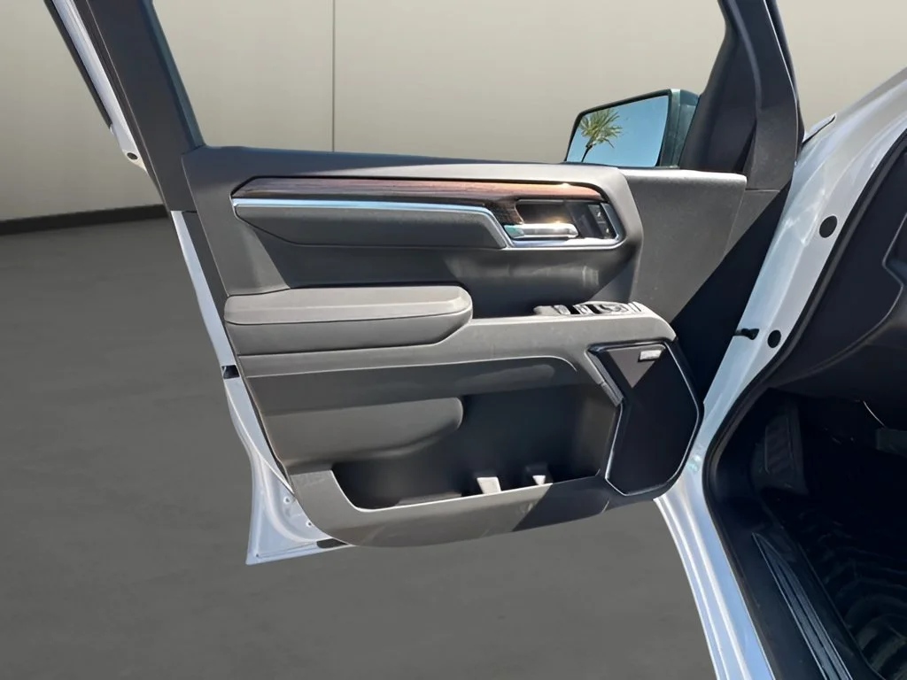 New 2026 Summit White Chevrolet RST image 9
