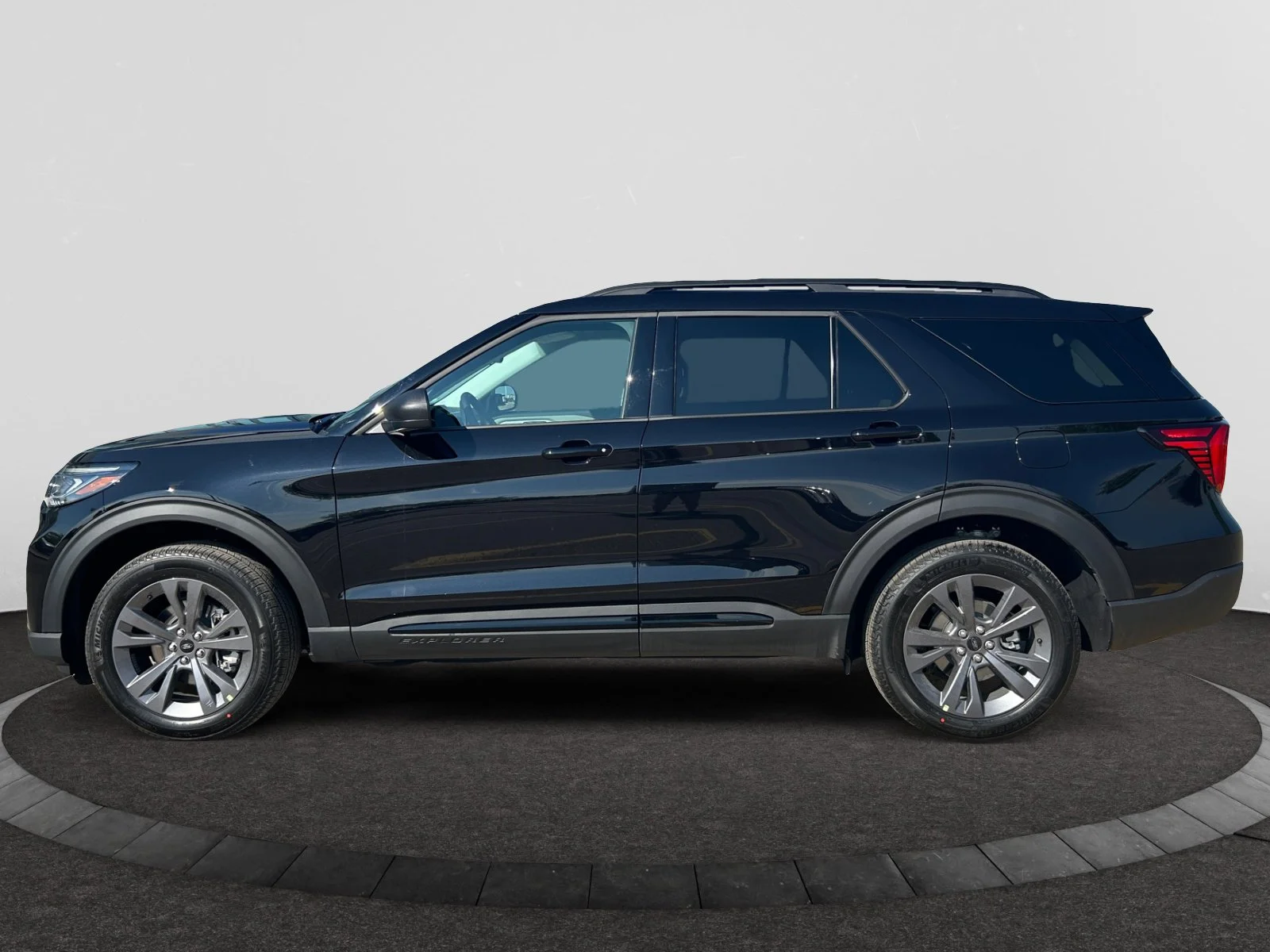 New 2026 Agate Black Metallic Ford Active w/200A Pkg image 2