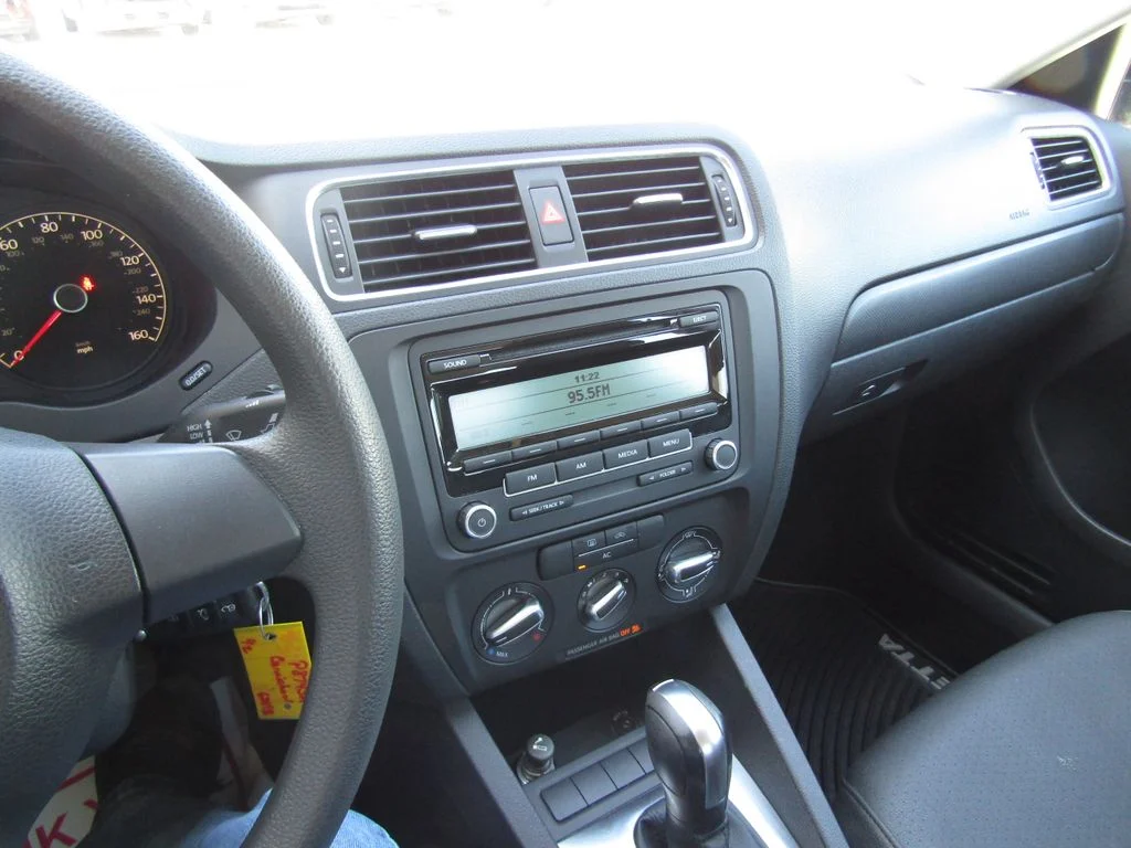 Used 2011  Volkswagen 2.5L SE image 17