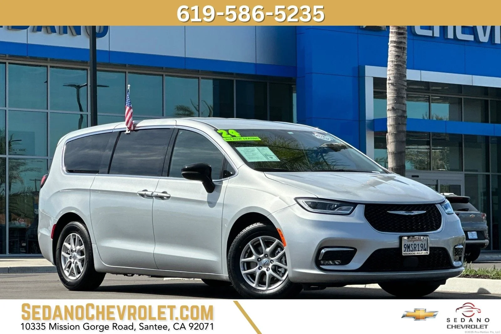2024 Chrysler Pacifica Touring's photo