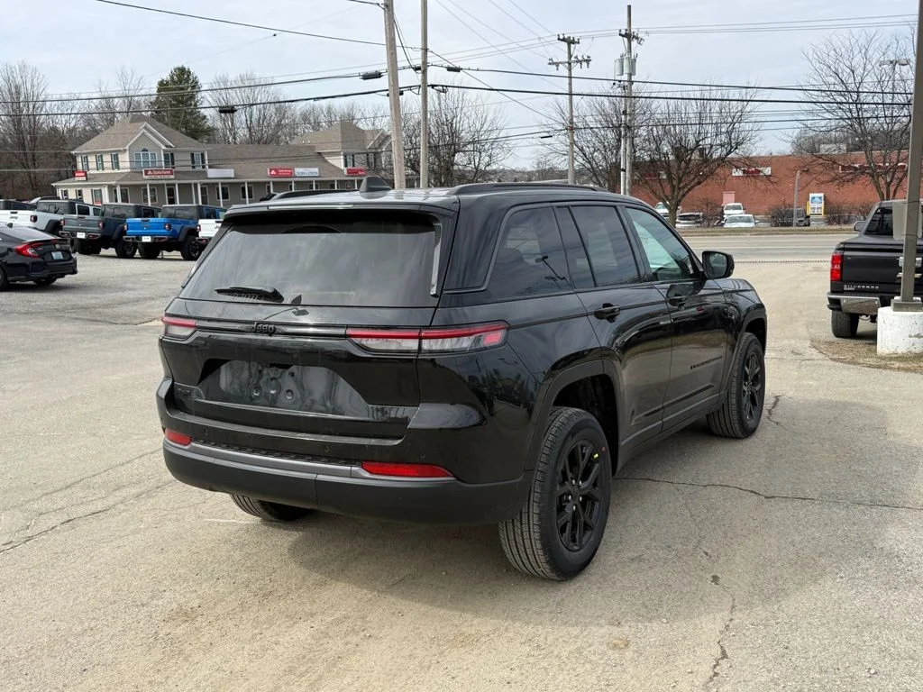 New 2026 Diamond Black Crystal Pearl-Coat Exterior Paint Jeep Laredo Altitude image 6