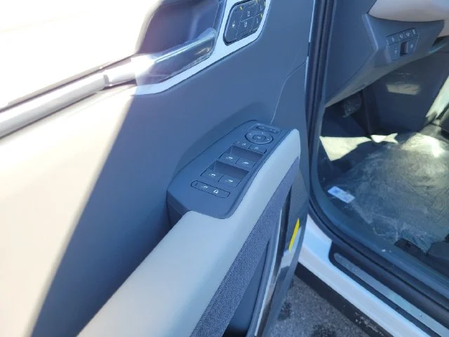 New 2026 Glacial White Pearl Kia Land AWD image 15