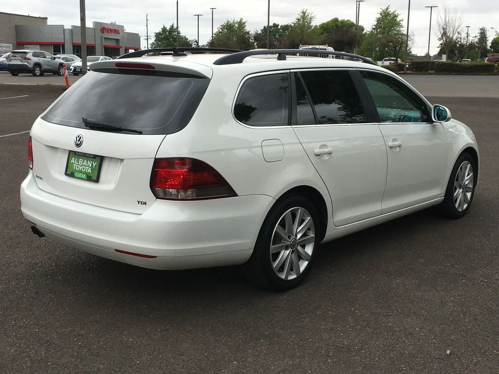 Used 2013  Volkswagen 2.0L TDI image 7