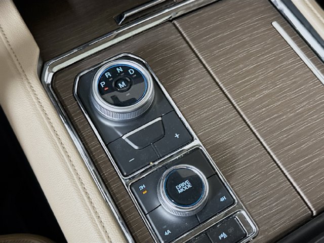 Used 2022  Ford Limited image 17