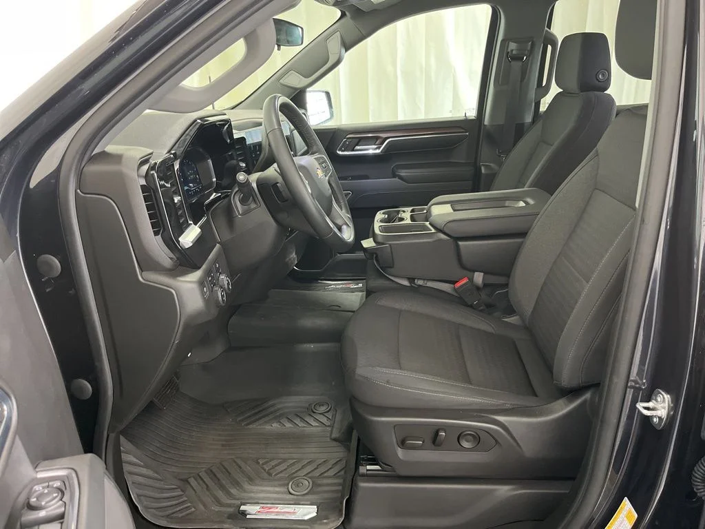 Used 2023 Ash Chevrolet LT image 3