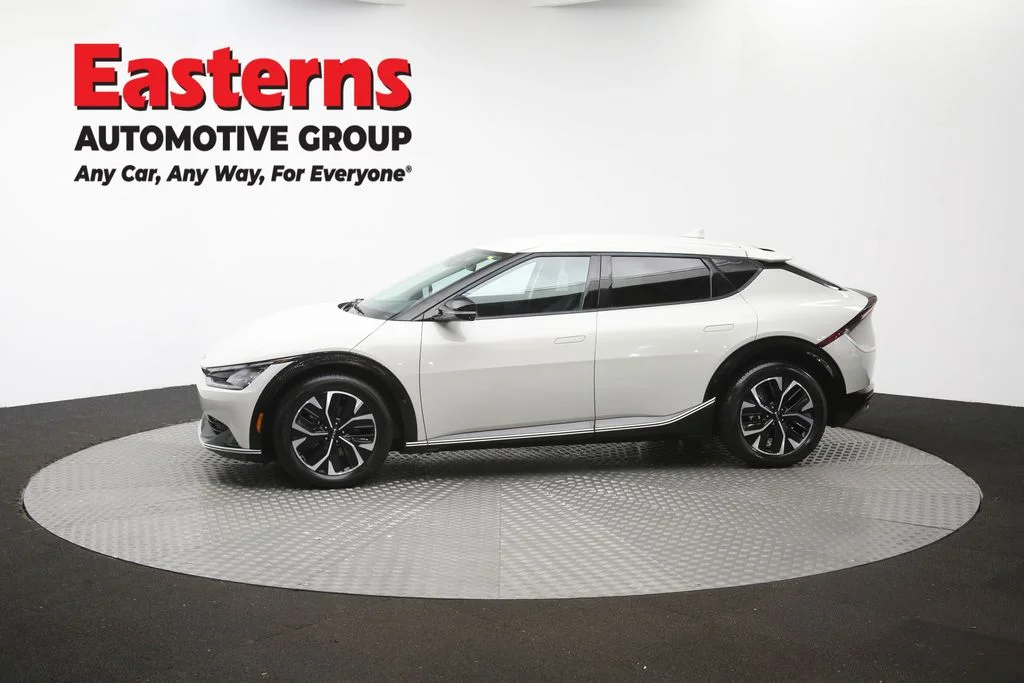 Used 2023 White Kia Wind image 62