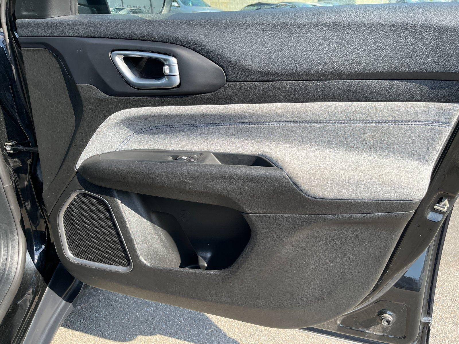 Used 2024 Diamond Black Crystal Pearlcoat Jeep Latitude image 37