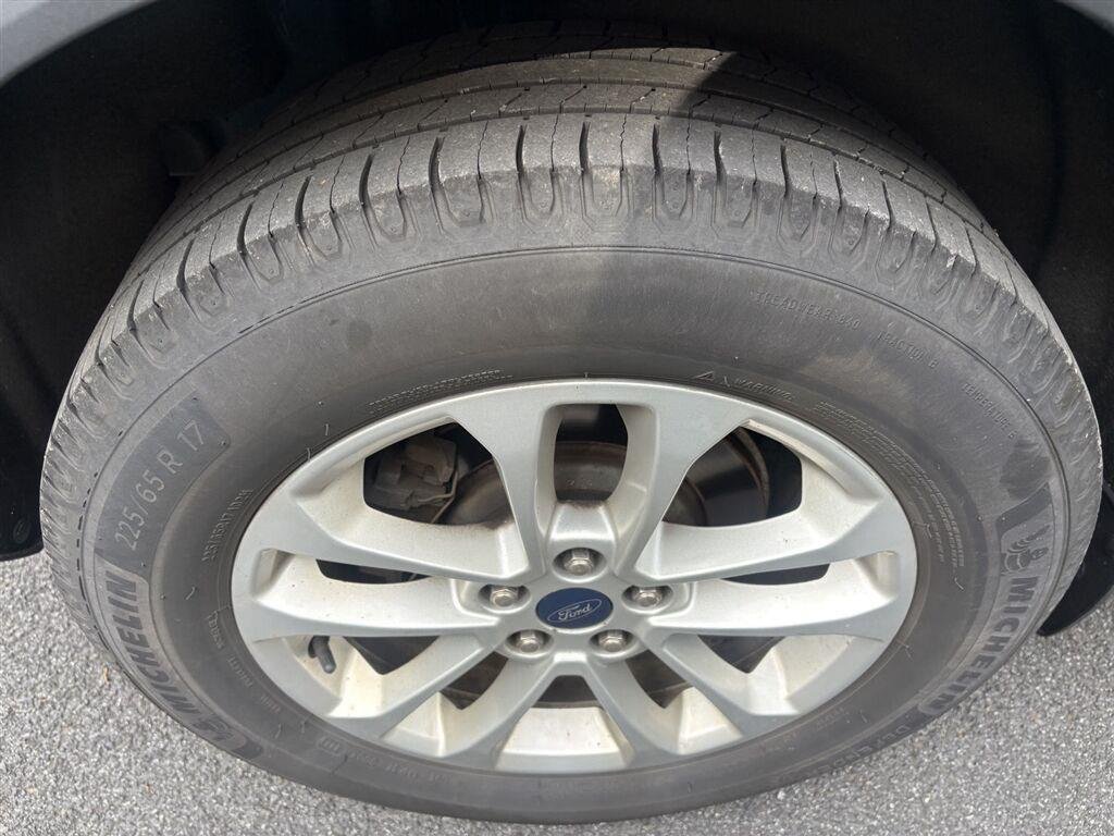 Used 2020 Dark Ford SE image 10