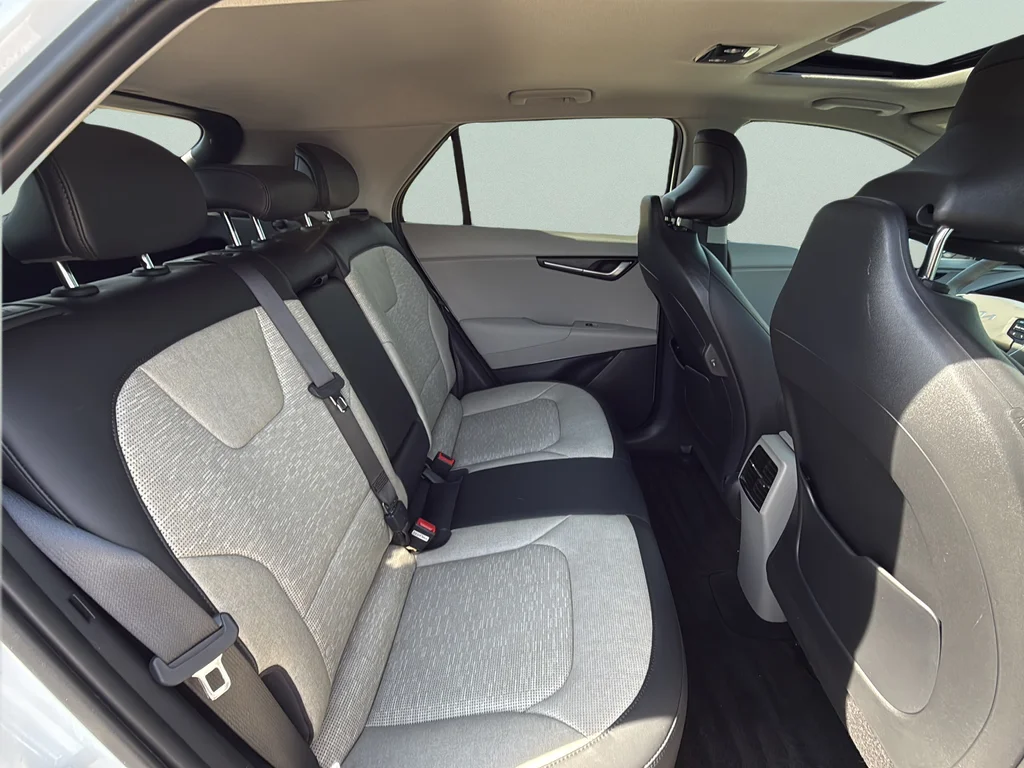 Used 2023 Snow White Pearl Kia Wave image 13