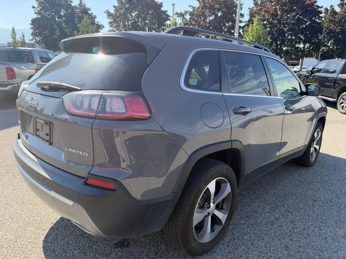 Used 2022 Grey Jeep Limited 4x4 image 8