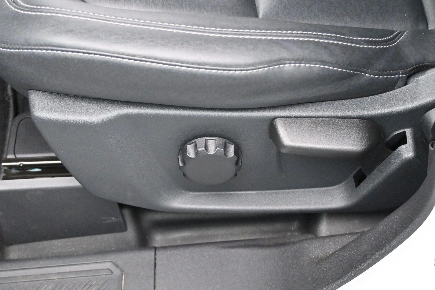 Used 2025 Oxford White Ford Badlands image 13
