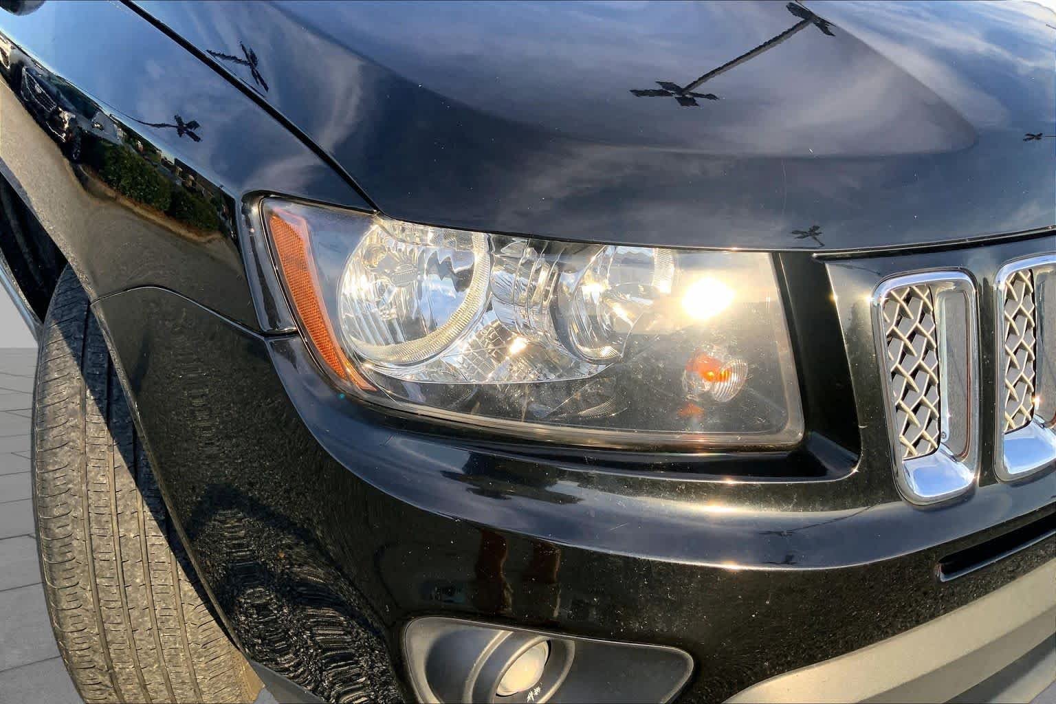Used 2016 Black Clearcoat Jeep Latitude image 25