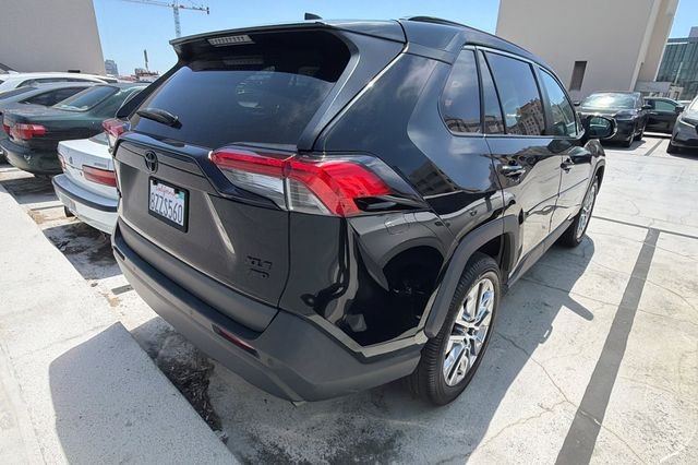 Used 2021 Midnight Black Metallic Toyota XLE Premium image 7