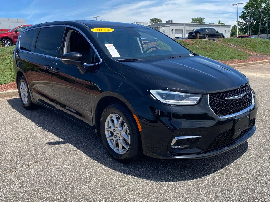 2024 Chrysler Pacifica Touring L's photo