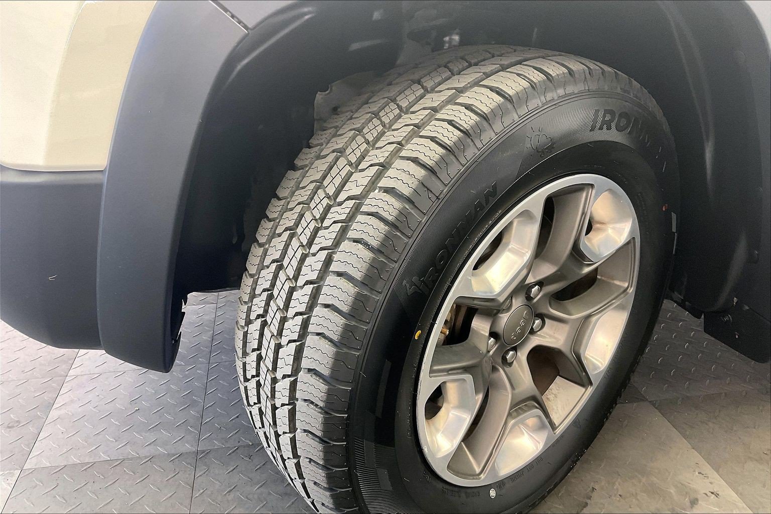 Used 2019 Pearl White Pearlcoat Jeep Trailhawk image 33