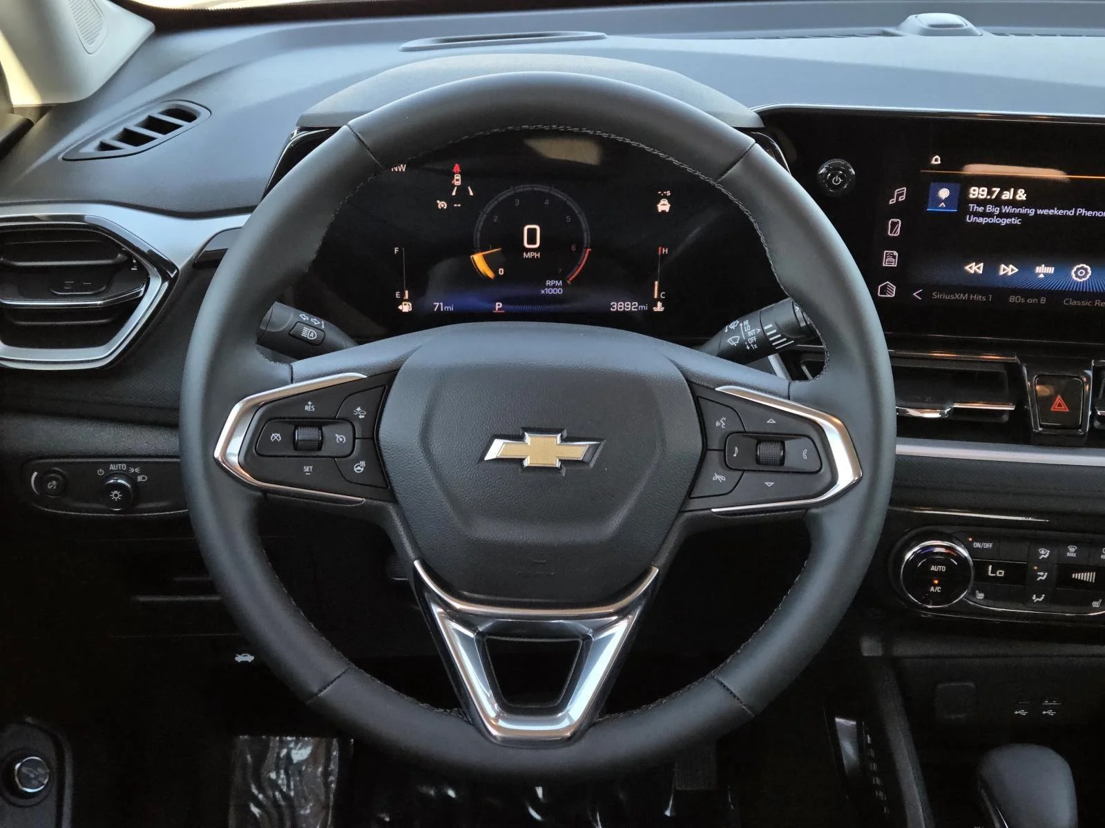 Used 2025 Mosaic Black Metallic Chevrolet LT image 15