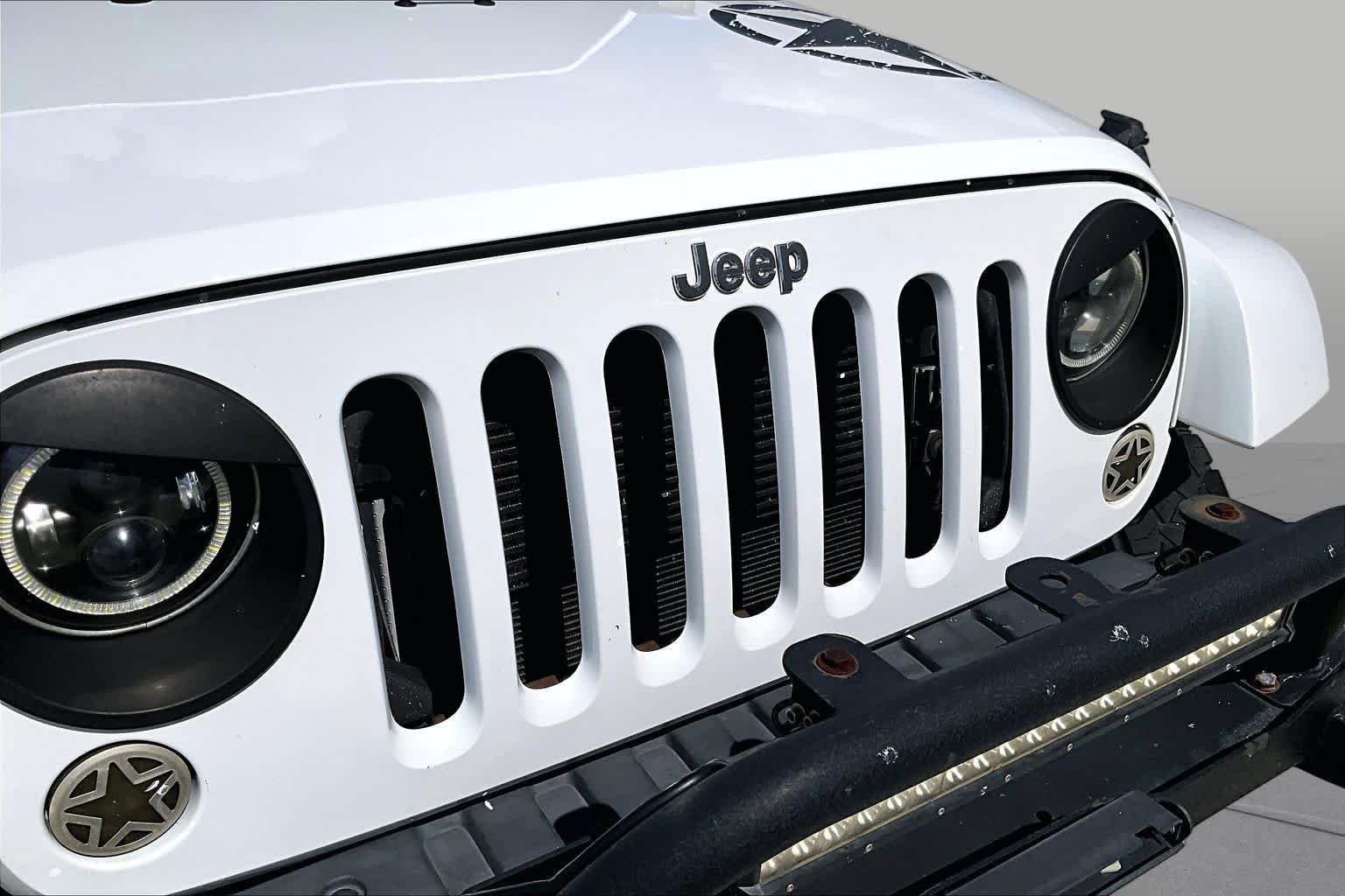 Used 2014 Bright White Clearcoat Jeep Sahara image 23