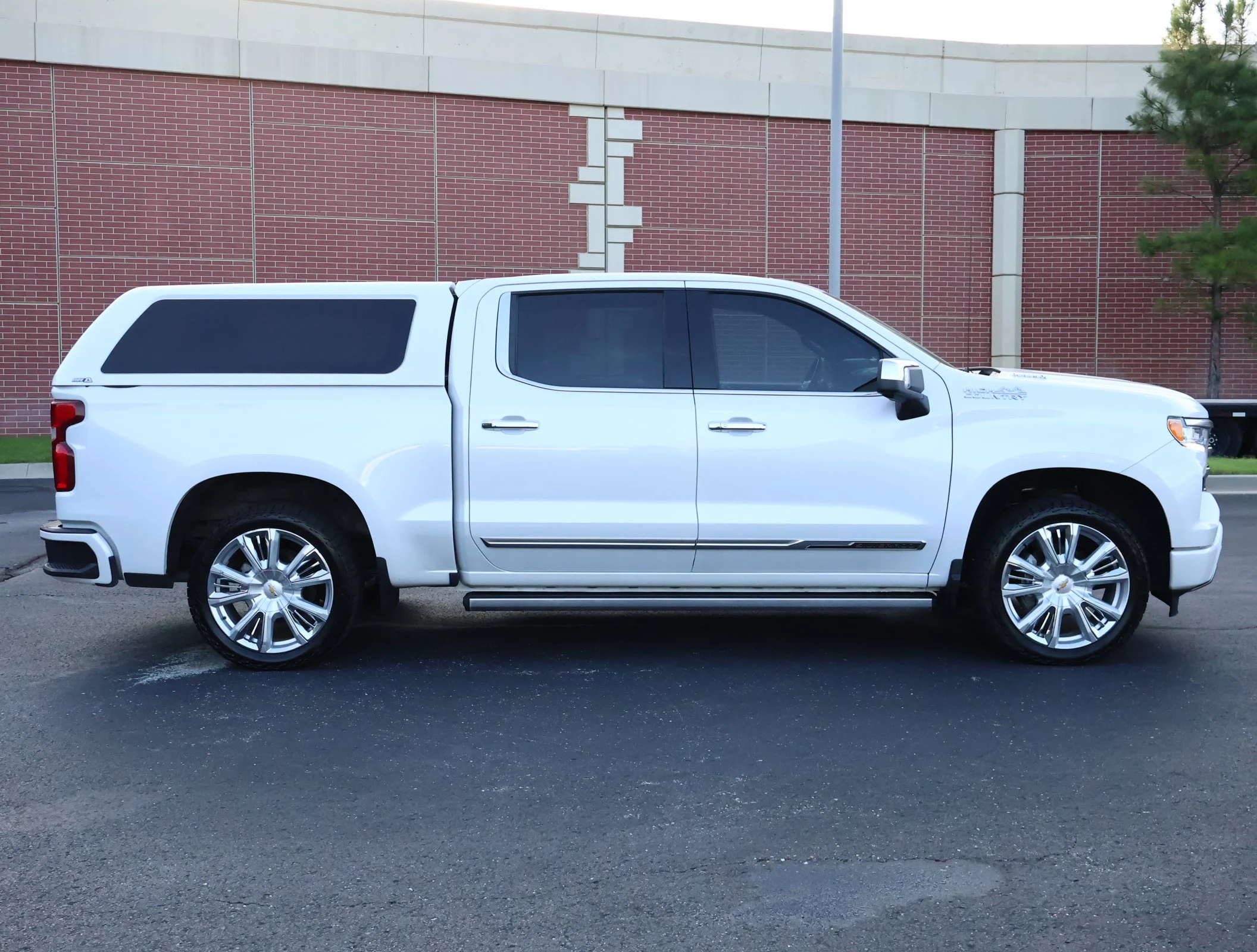 Used 2022 Iridescent Pearl Tricoat Chevrolet High Country image 39