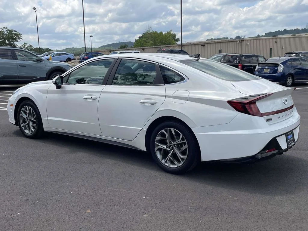 Used 2023 White Hyundai SEL image 5