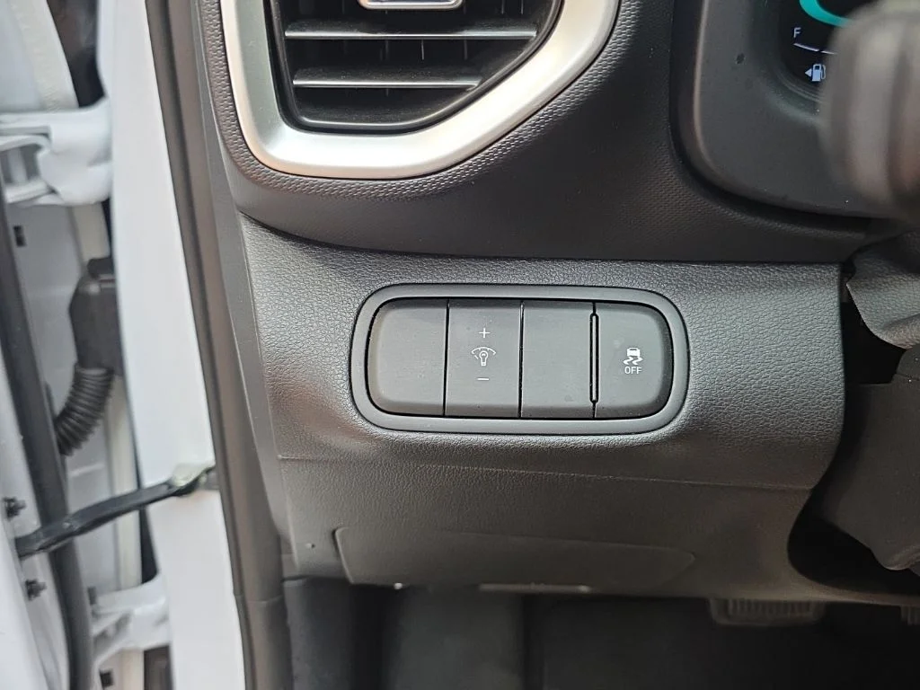 Used 2025 Lunar White Hyundai SE image 23