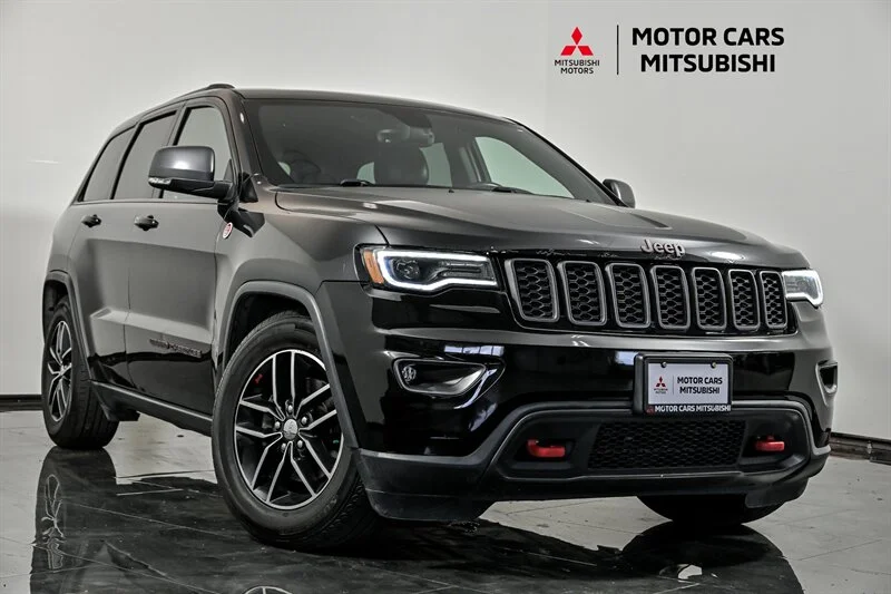 Used 2018 Diamond Black Crystal Pearl Coat Jeep Trailhawk image 1