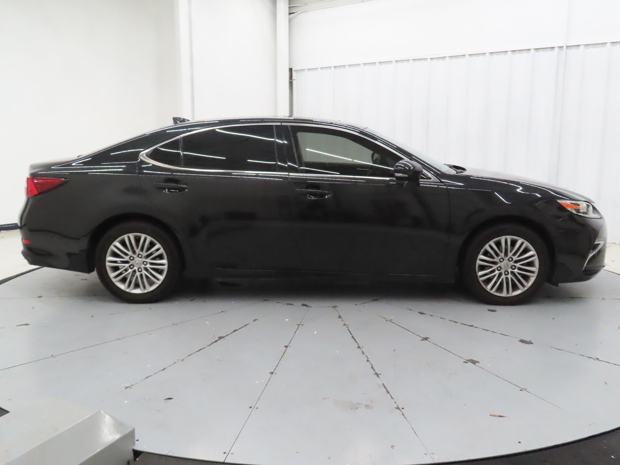 Used 2016  Lexus 350 image 2