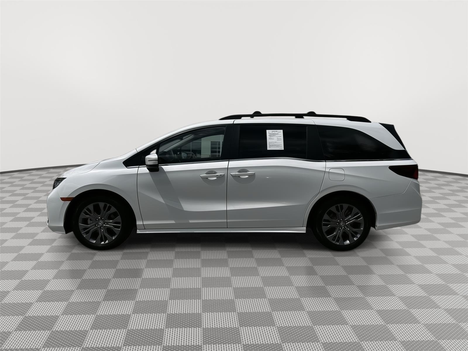 Used 2025 Platinum White Pearl Honda Touring image 3