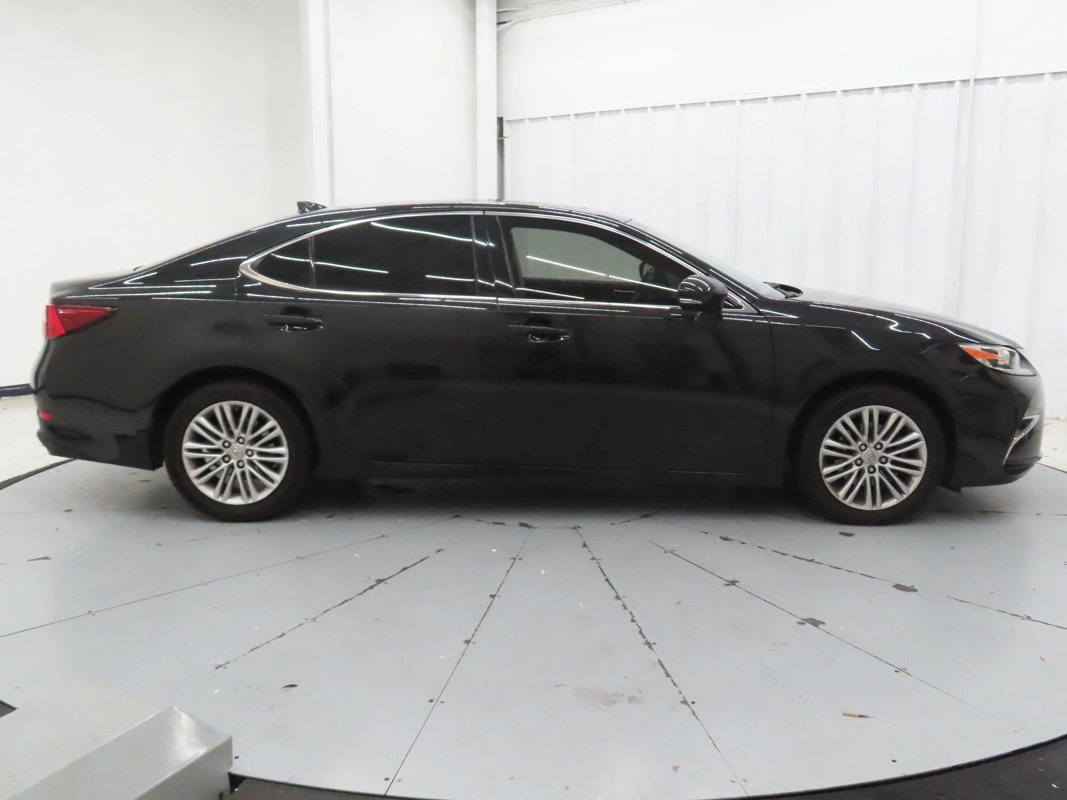 Used 2016  Lexus 350 image 2