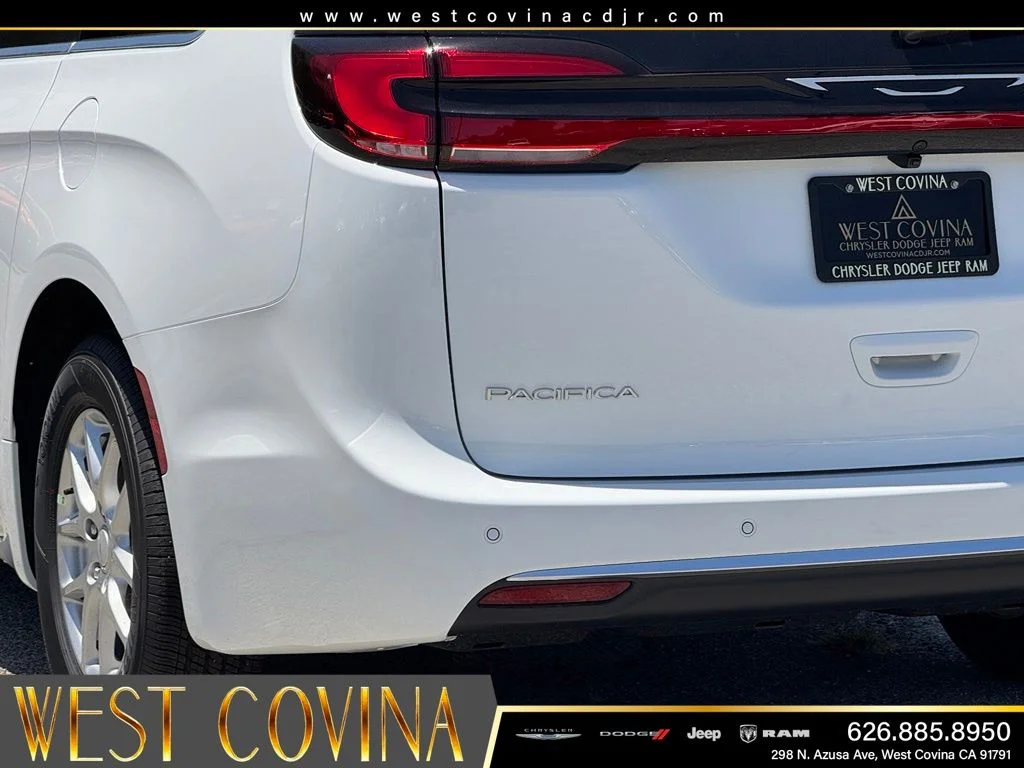 New 2027 Bright White Clear-Coat Exterior Paint Chrysler Select image 13