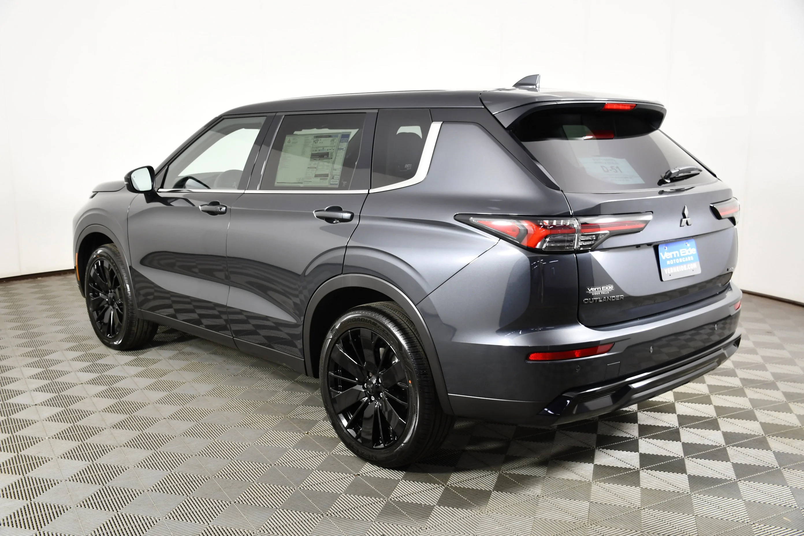 New 2026 Graphite Gray Mitsubishi LE image 8