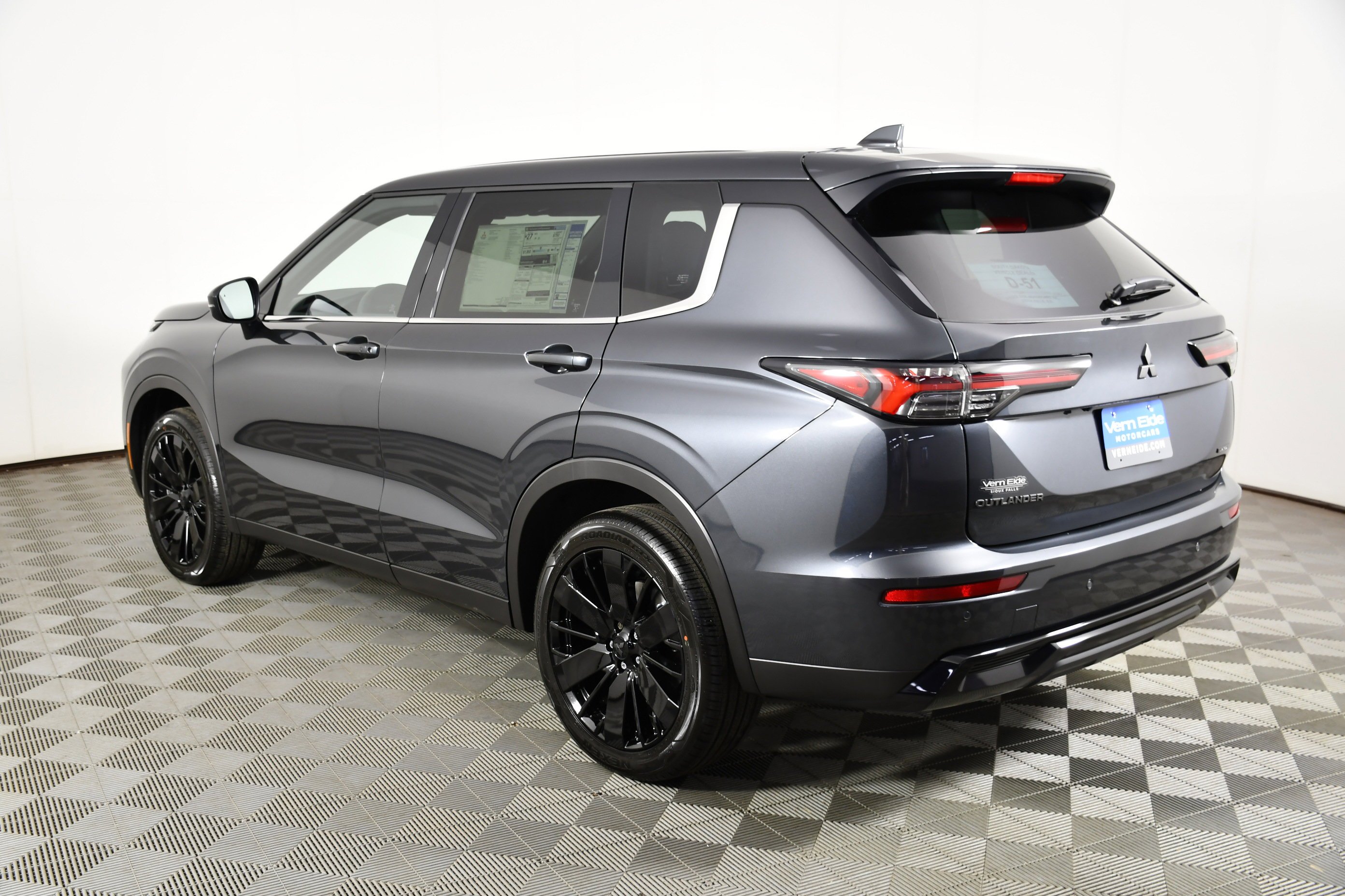 New 2026 Graphite Gray Mitsubishi LE image 8