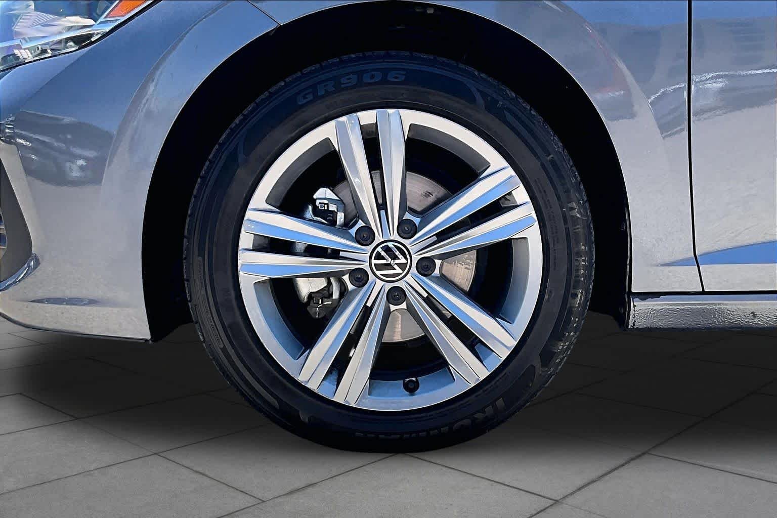 Used 2024 Platinum Gray Metallic Volkswagen SE image 10