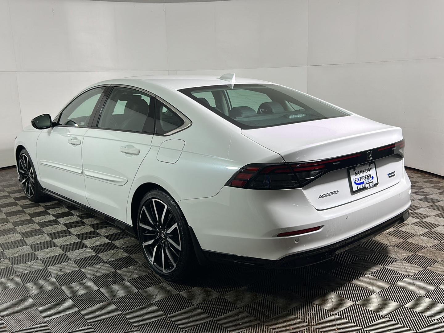 Used 2023 Platinum White Pearl Honda Touring image 9