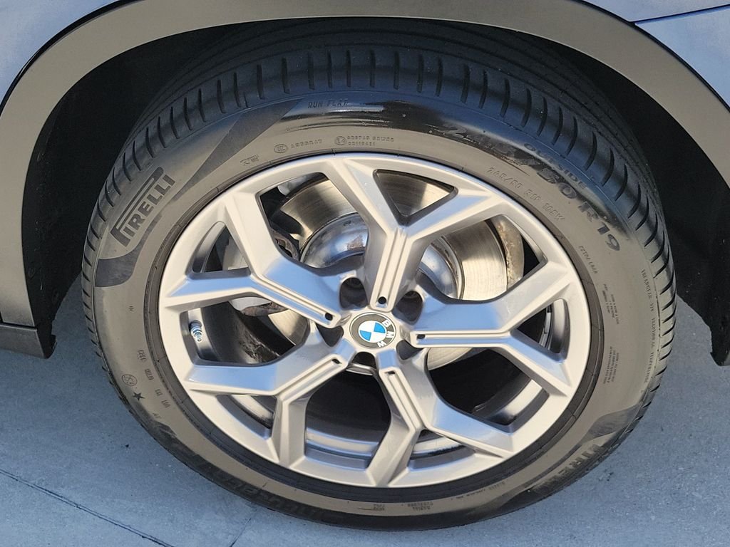 Used 2024 Blue BMW sDrive30i image 9