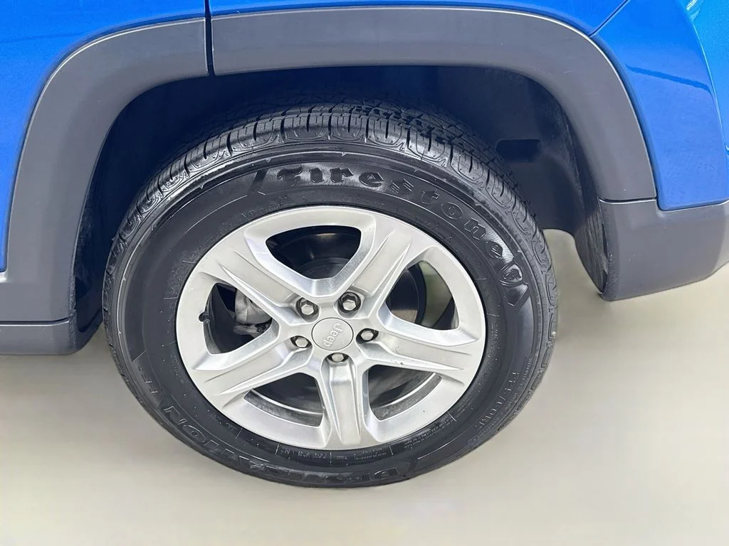 Used 2023 Laser Blue Pearlcoat Jeep Latitude image 30