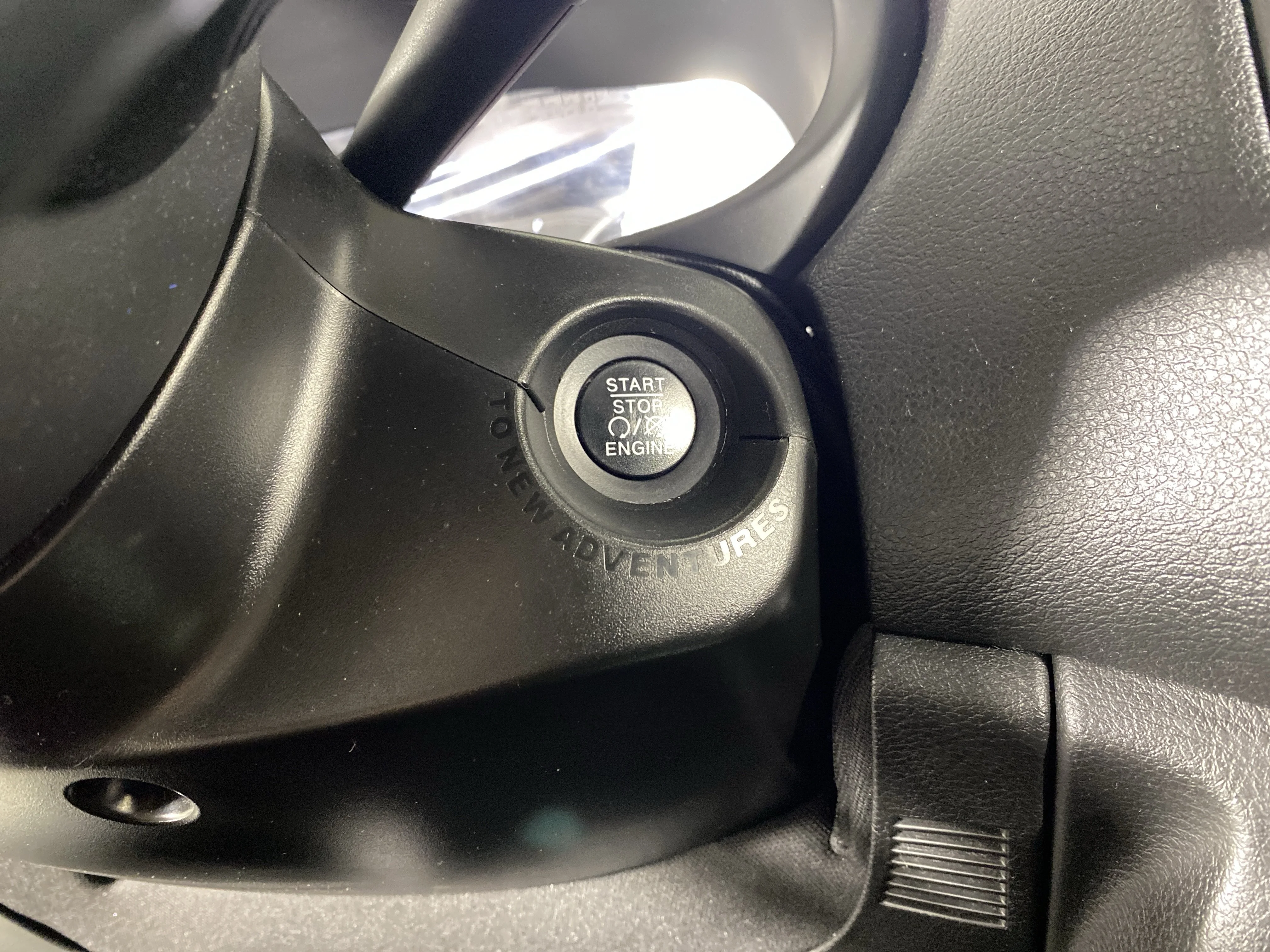 Used 2020 Alpine White Clearcoat Jeep Latitude image 26