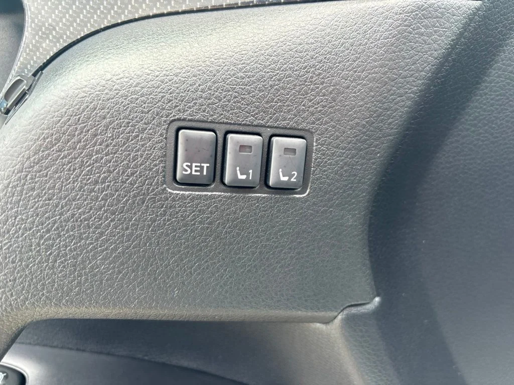 Used 2018 White Nissan SL image 18