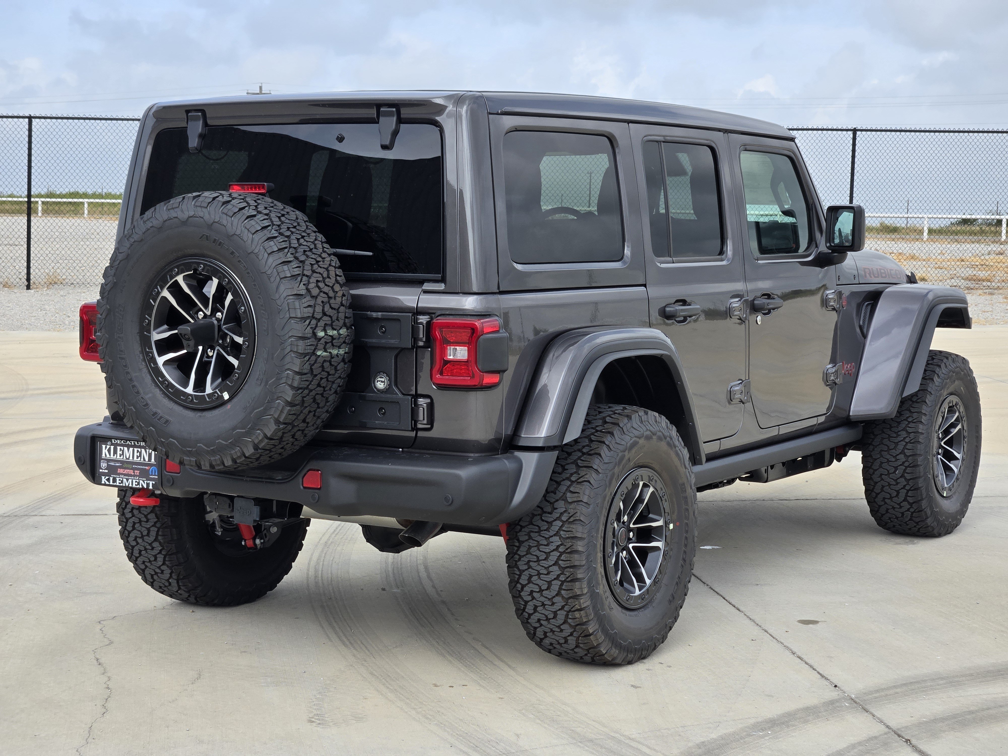New 2026 Granite Crystal Metallic Clear-Coat Exterior Paint Jeep Rubicon X image 5