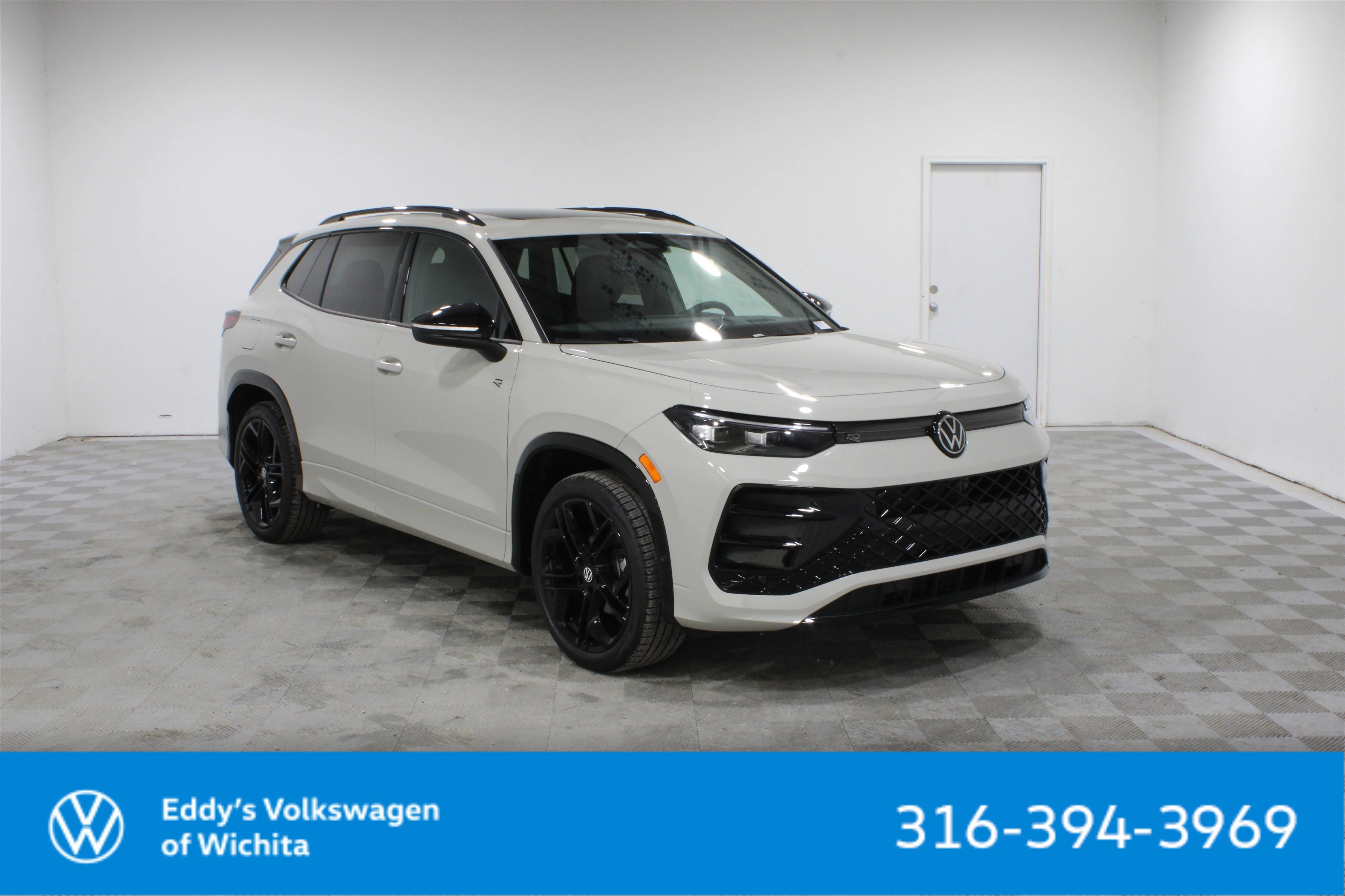 2026 Volkswagen Tiguan 2.0T SE R-Line Black's photo