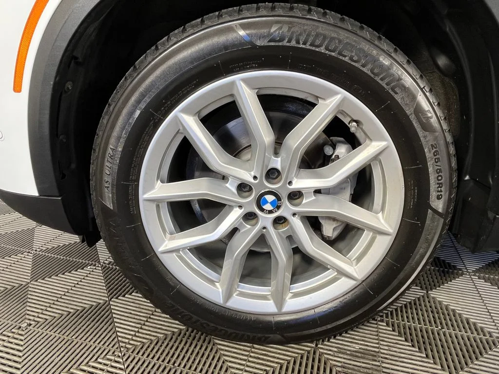 Used 2019 White BMW xDrive40i image 14