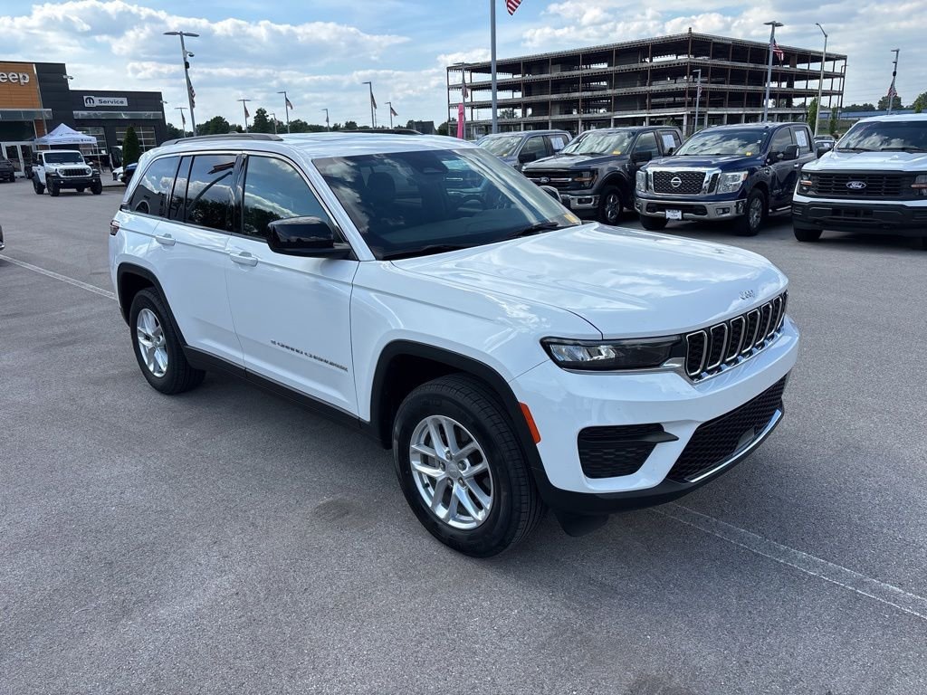 Used 2025 White Jeep Laredo X image 7