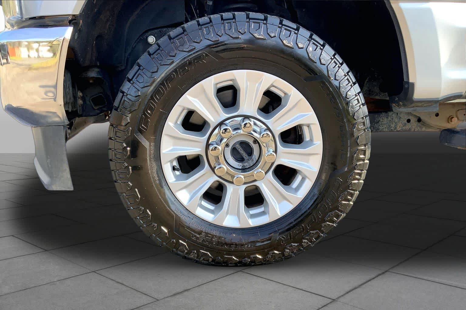 Used 2022 Iconic Silver Ford XLT image 11