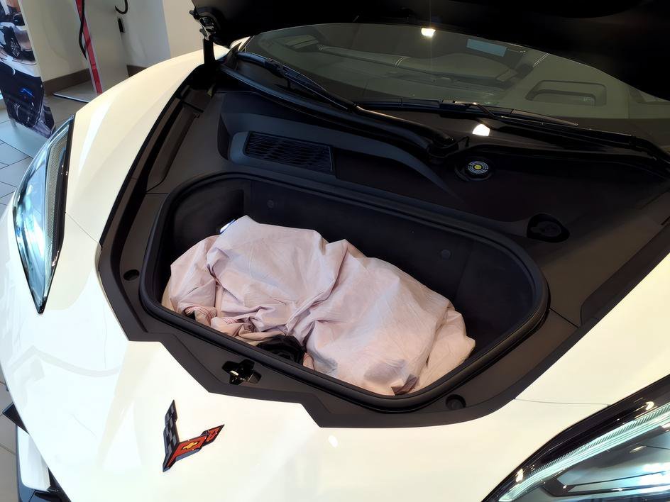Used 2025 Arctic White Chevrolet 2LT image 10