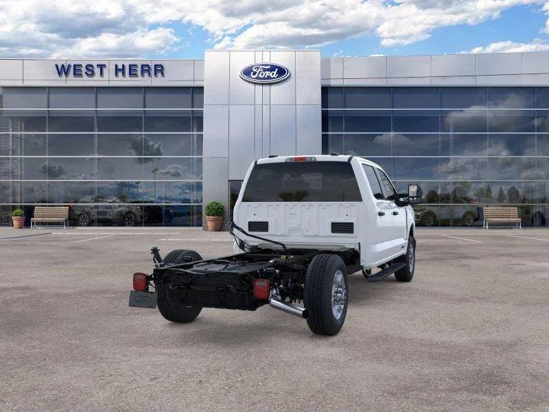 2026 Ford F-350 Super Duty Chassis Cab XLT - Photo 8