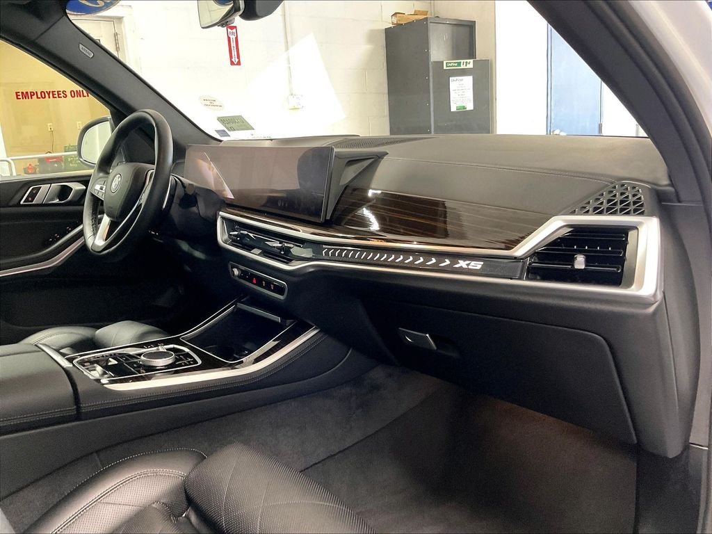 Used 2025 White BMW xDrive40i image 14